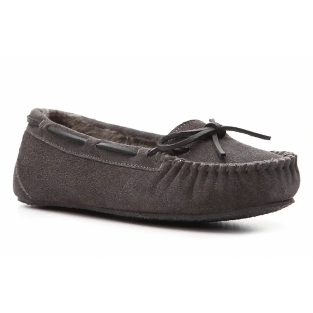NEW Minnetonka Charcoal Gray Suede Britt Trapper II Moccasin Fuzzy Slippers - Picture 1 of 1